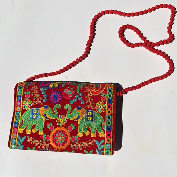 NWT Red Velvet envelope style embroidered clutch with shoulder strap Bag - Picture 8 of 13